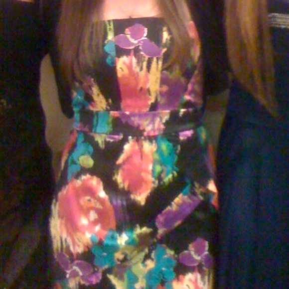 Body Hugging Beauty amid Bold & Stunning Flowers - Picture 4 of 5